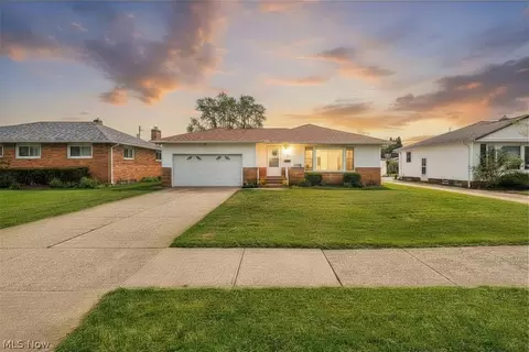 1299 Jackie Ln, Mayfield Heights, OH 44124