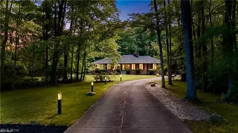 4830 Som Center Rd, Moreland Hills, OH 44022