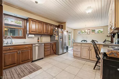 Kitchen - 5133 Seaview Cir NW, Canton, OH 44708 photo 3 of 3
