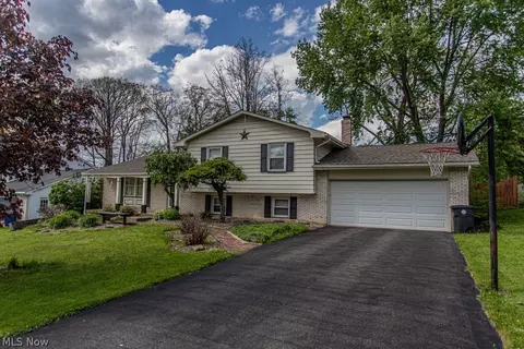 8523 Sleepy Hollow Dr NE, Warren, OH 44484