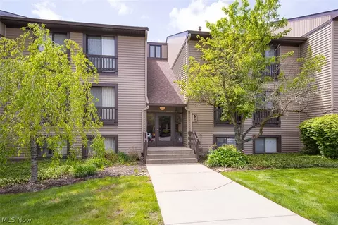 1105 Canyon View Rd #204, Sagamore Hills, OH 44067