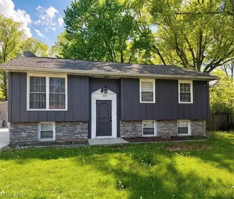 1128 Oakwood Dr, Vermilion, OH 44089