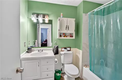 Bath - 17522 Independence Ct #3C, Brook Park, OH 44142 photo 3 of 3