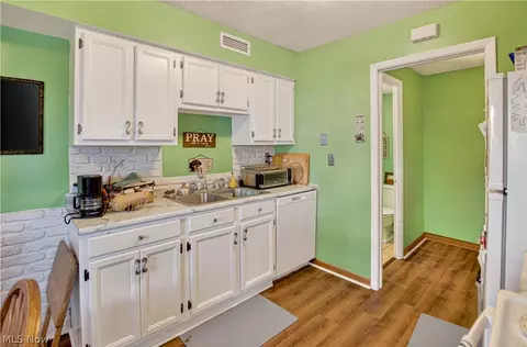 Kitchen - 17522 Independence Ct #3C, Brook Park, OH 44142 photo 2 of 3