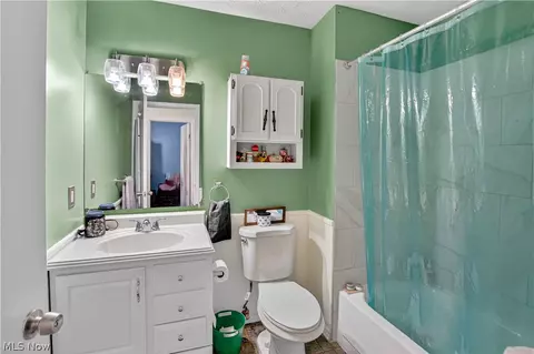 Bath - 17522 Independence Ct #3C, Brook Park, OH 44142 photo 2 of 3