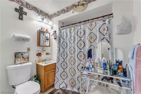 Bath - 1533 E 195th St, Euclid, OH 44117 photo 1 of 2