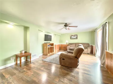 Living - 1664 Douglas Rd, Wickliffe, OH 44092 photo 4 of 5