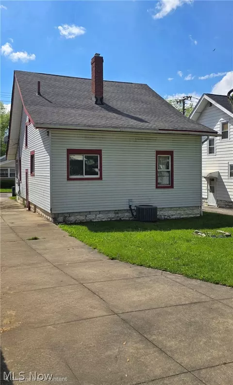Exterior - 647 Columbia Ave, Akron, OH 44310 photo 3 of 5