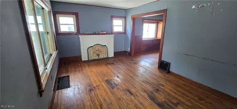 Living - 647 Columbia Ave, Akron, OH 44310 photo 1 of 3