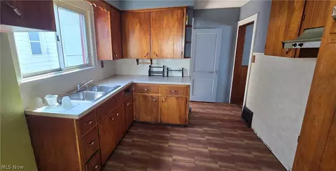 Entry Way - 647 Columbia Ave, Akron, OH 44310 photo 1 of 1