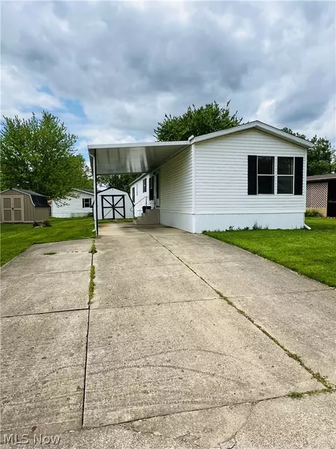 28 Thomas Blvd NW, Massillon, OH 44647