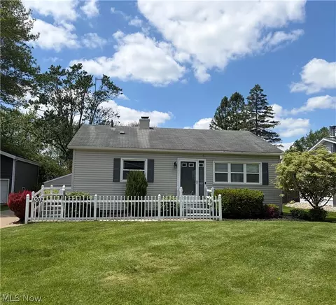 1302 Bel Air Dr NW, North Canton, OH 44720