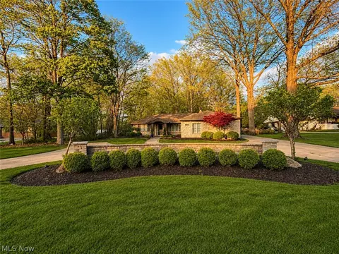 Exterior - 6325 Crossview Rd, Seven Hills, OH 44131 photo 2 of 6