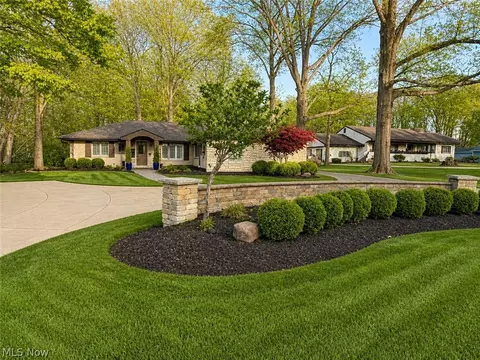6325 Crossview Rd, Seven Hills, OH 44131