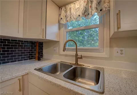 Kitchen - 724 Strowbridge Dr, Huron, OH 44839 photo 4 of 6