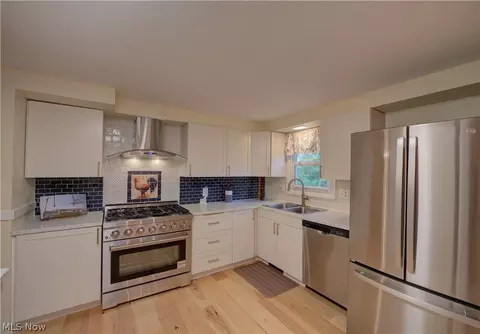 Kitchen - 724 Strowbridge Dr, Huron, OH 44839 photo 5 of 6