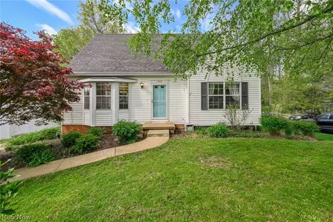 1722 W Idlewood Dr, Twinsburg, OH 44087