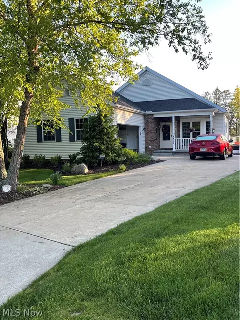 8471 Waterside Dr, Sagamore Hills, OH 44067