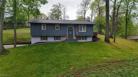 2490 Oak Tree Dr NW, Dover, OH 44622