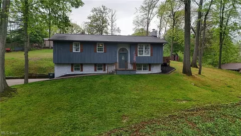 2490 Oak Tree Dr NW, Dover, OH 44622