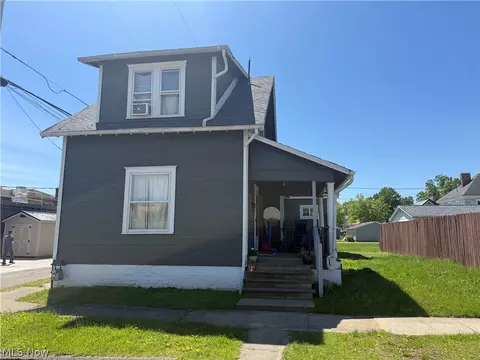 128 W 8th St, Uhrichsville, OH 44683