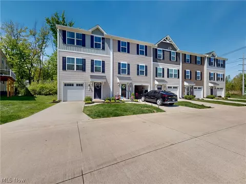 787 Pine Spring Dr, Painesville, OH 44077 photo 2