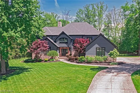 560 Club Dr, Aurora, OH 44202