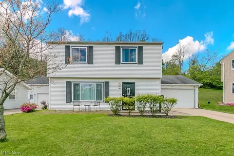 344 Karen Dr, Chardon, OH 44024