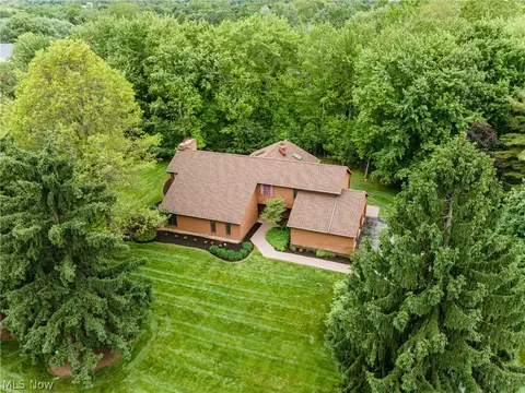 2626 Fairwood Dr, Pepper Pike, OH 44124
