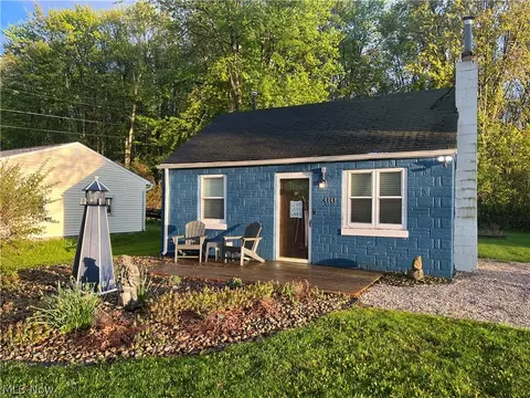 4448 Lake Dr N, Geneva, OH 44041