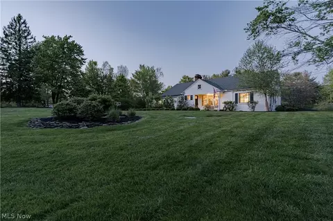 35 Murwood Dr, Moreland Hills, OH 44022