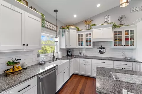 Kitchen - 64568 Mt Olivett Ne Rd, Barnesville, OH 43713 photo 4 of 4