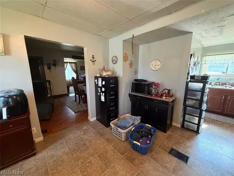 Entry Way - 830 Bunker Hill Rd, Ashtabula, OH 44004 photo 3 of 4
