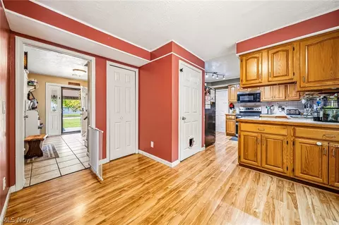 Entry Way - 6453 Old Woods Rd, Ashtabula, OH 44004 photo 2 of 3