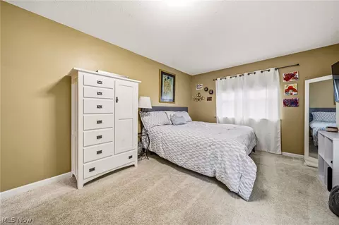 Bedroom - 6453 Old Woods Rd, Ashtabula, OH 44004 photo 2 of 7