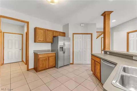 Entry Way - 147 Granger Dr, Lagrange, OH 44050 photo 2 of 3