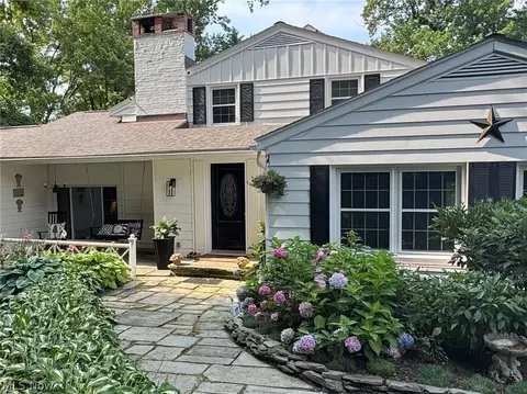 8374 Lucerne Dr, Chagrin Falls, OH 44023