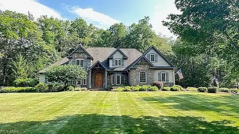 8291 Cloveridge Rd, Chagrin Falls, OH 44022