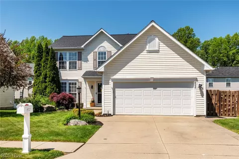8537 Bentley Dr, Olmsted Falls, OH 44138