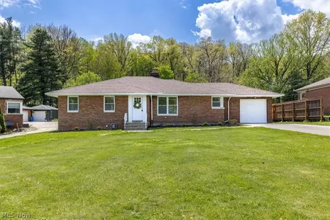 96 E Ridgewood Dr, Seven Hills, OH 44131