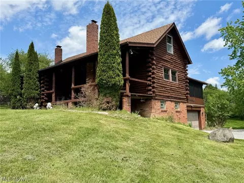 13665 Clover Lake Dr, Chardon, OH 44024