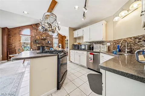 Kitchen - 2013 Deerfield Dr, Ashtabula, OH 44004 photo 2 of 3