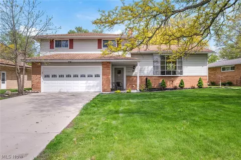 5609 Pinnacle Park Dr, Seven Hills, OH 44131