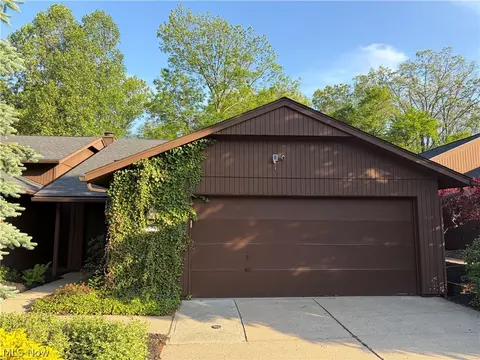 18251 Glencreek Ln, Strongsville, OH 44136