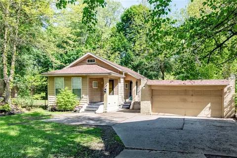 1263 Newton St, Akron, OH 44305