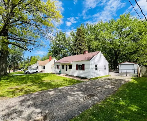 5854 Knollwood Dr, Ashtabula, OH 44004