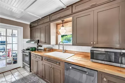 Kitchen - 7333 Case Ave, Mentor, OH 44060 photo 2 of 4