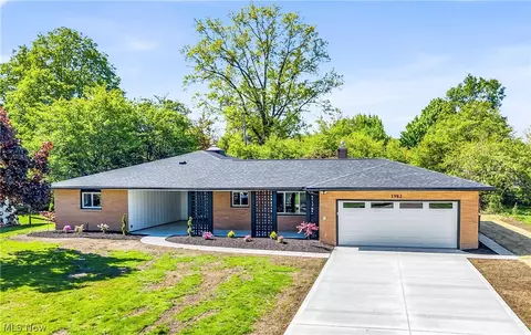 1982 Edenhall Dr, Lyndhurst, OH 44124