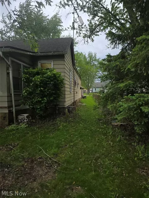 355 E Oregon Ave, Sebring, OH 44672 photo 9