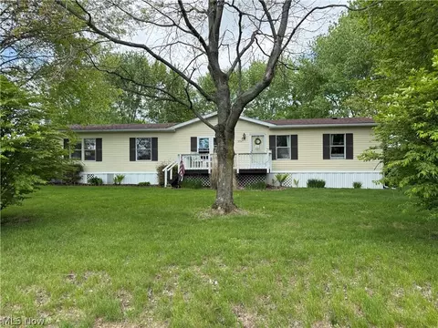 5347 Angela Dr NW, Beach City, OH 44608